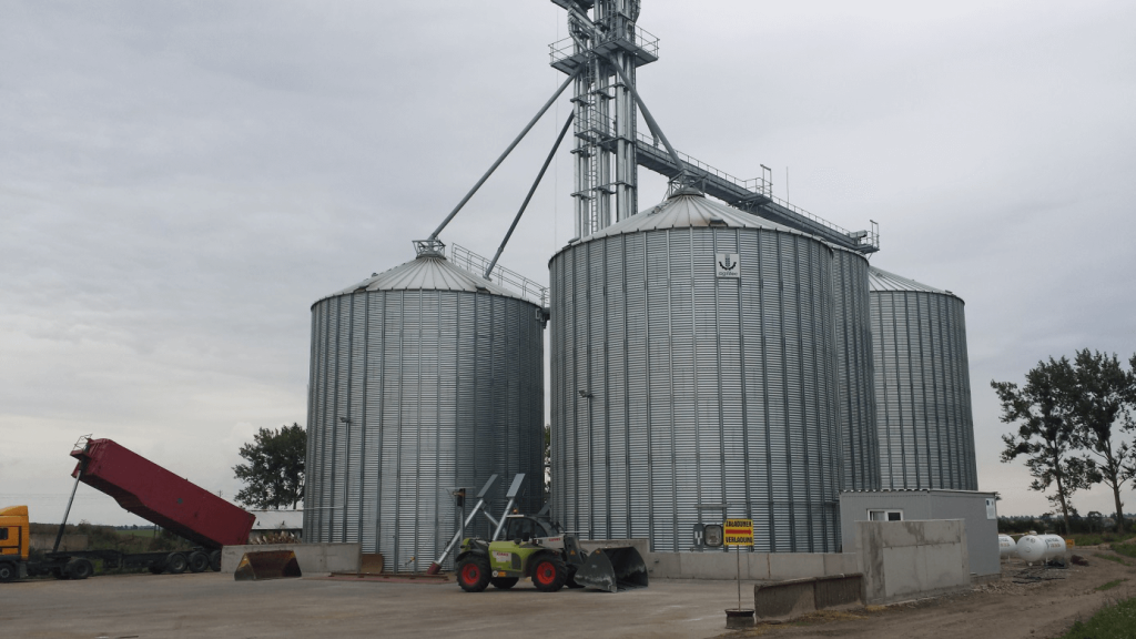 Silosy zbożowe z koszem przyjęciowym, suszarnią, czyszczalnią, placem manewrowym i wagą oraz stacją LPG w Smolnicy